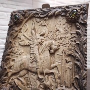 Фото резная икона Георгия Победоносца с камнями и футляром на подставке