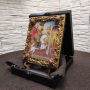 Фото иконы в упаковке спереди на подставке Георгия Победоносца, св. великомученика с иглицами и камнями