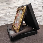 Фото иконы в упаковке сбоку на подставке Георгия Победоносца, св. великомученика с иглицами и камнями