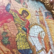 Вид иконы лика сбоку Георгия Победоносца, св. великомученика с иглицами и камнями