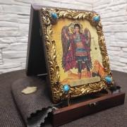 Фото иконы под старину Архангел Михаил с иглицами и камнями в подарочном футляре вид спереди