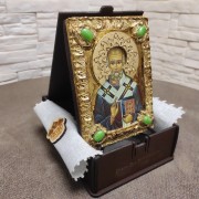 Фото православной иконы Николая Чудотворца с камнями
