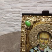 Фото православной иконы Николая Чудотворца с камнями