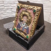 Фото иконы Николая Чудотворца с камнями в подарочном футляре с подставкой
