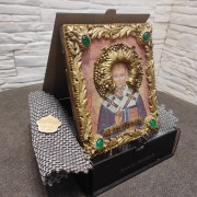Фото иконы Николая Чудотворца с камнями в подарочном футляре с подставкой