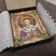 Фото иконы Николая Чудотворца с камнями в подарочном футляре