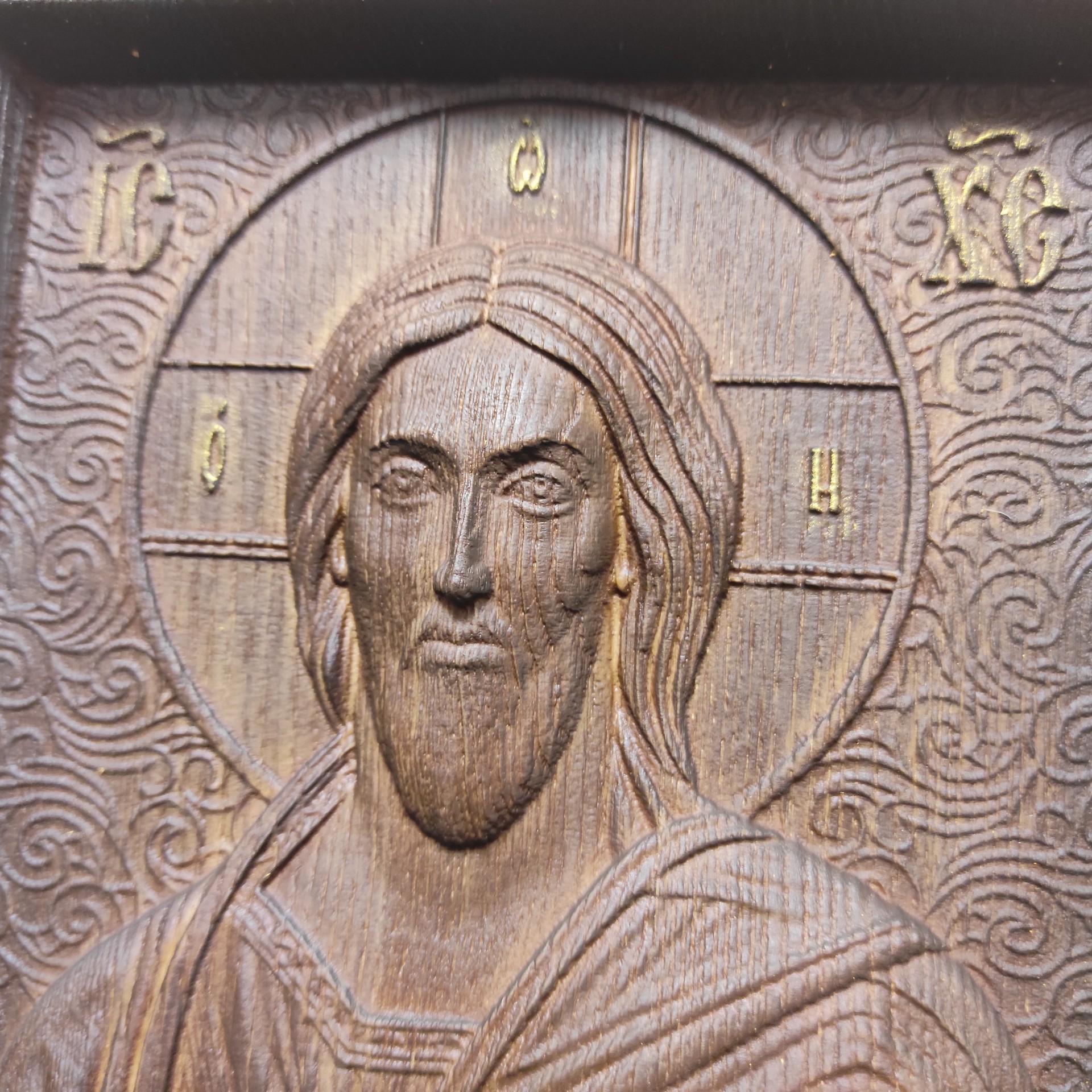 Фото икона Иисуса Христа из ясеня, резьба с золотым воском вид лика