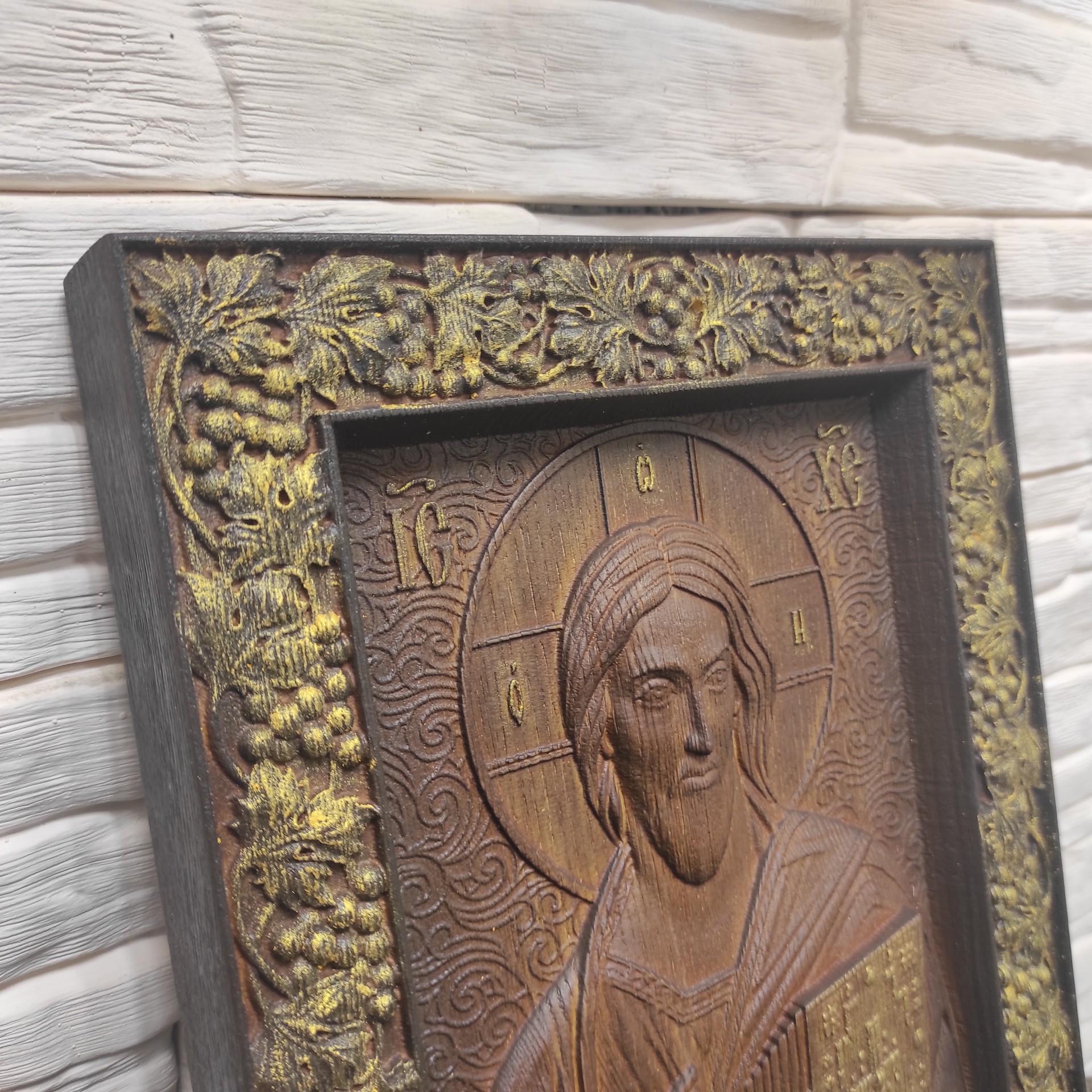 Фото икона Иисуса Христа из ясеня, резьба с золотым воском вид рамы