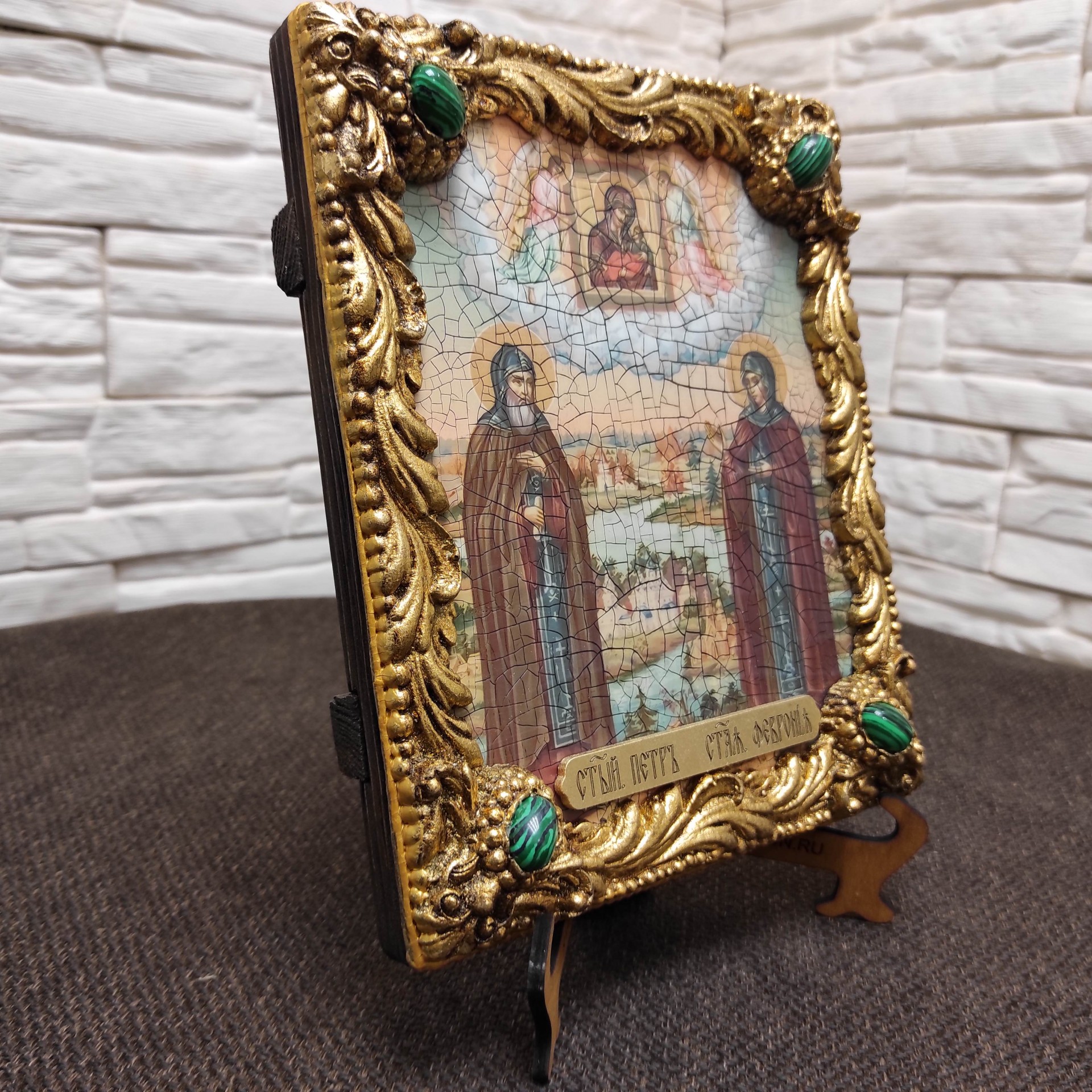 Фото иконы под старину Петра и Февронии с иглицами и зелеными камнями общий вид без коробки