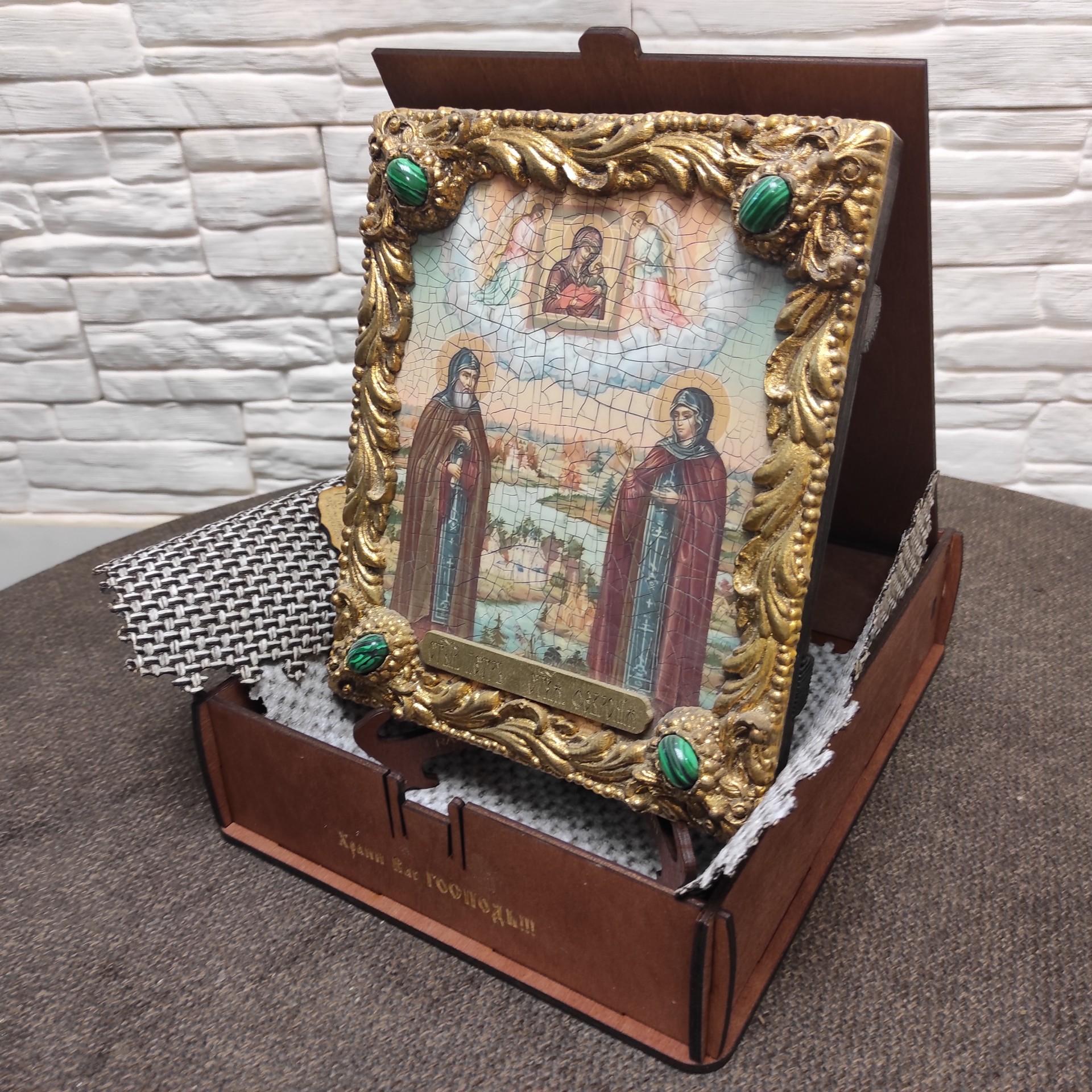 Фото иконы под старину Петра и Февронии с иглицами и зелеными камнями в футляре