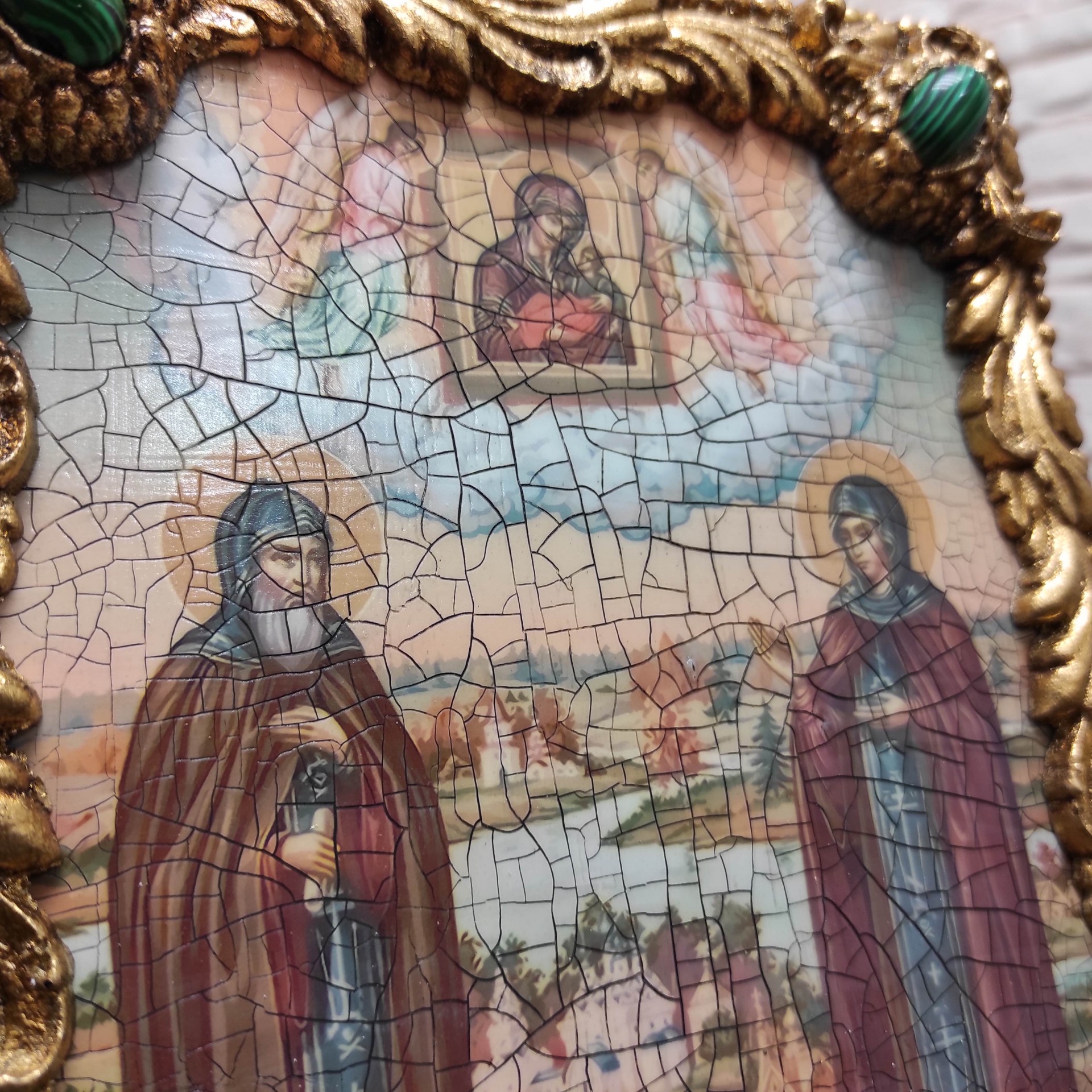 Фото иконы под старину Петра и Февронии с иглицами и зелеными камнями центр сбоку