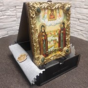 Фото православной иконы Петра и Февронии Муромских в подарочном футляре с подставкой