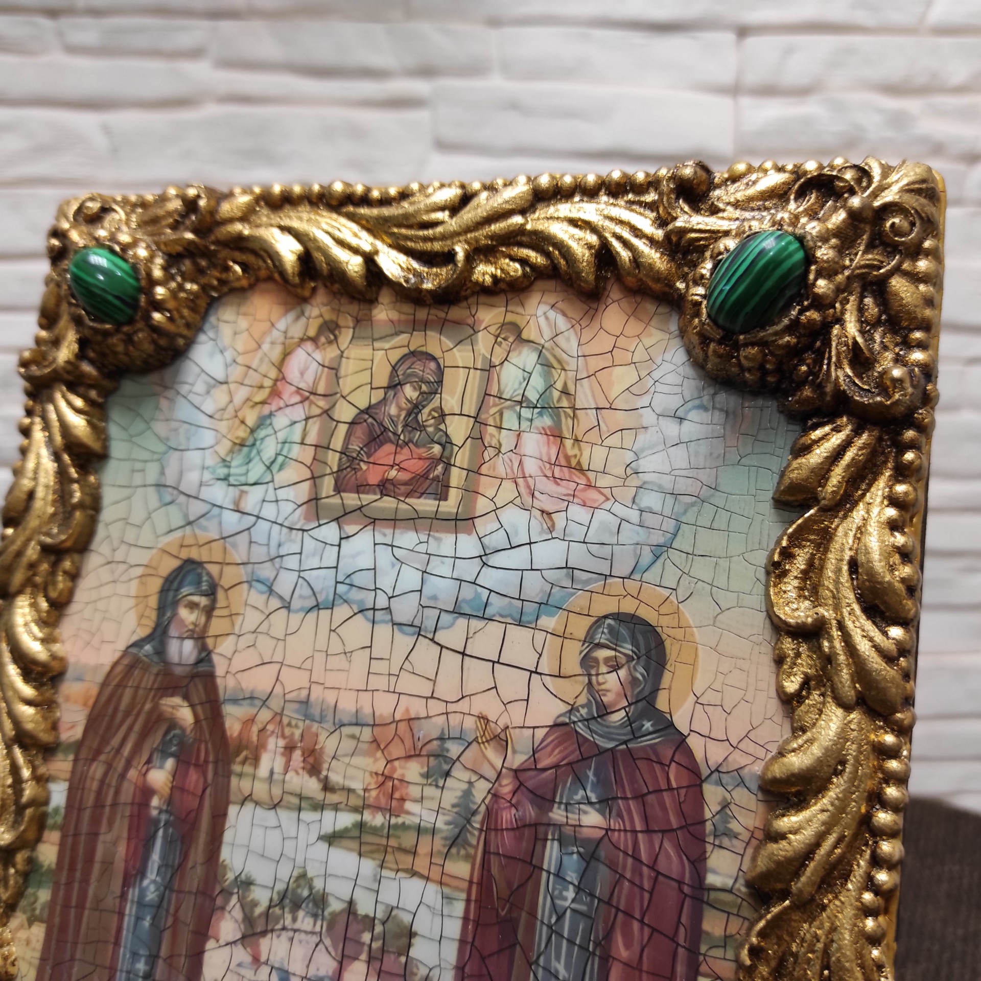 Фото иконы под старину Петра и Февронии с иглицами и зелеными камнями без футляра верх
