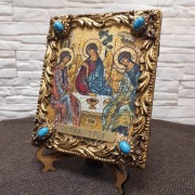 Общая фотография иконы Троица Рублева вид под наклоном