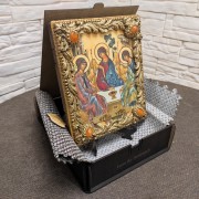 Фотография иконы Троица с камнями под янтарь