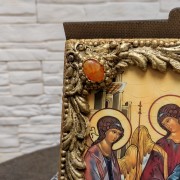 Фотография иконы Троица с камнями под янтарь в подарочном футляре