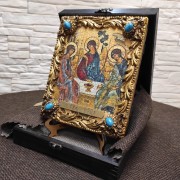 Фотография иконы под старину Троицы с иглицами и камнями