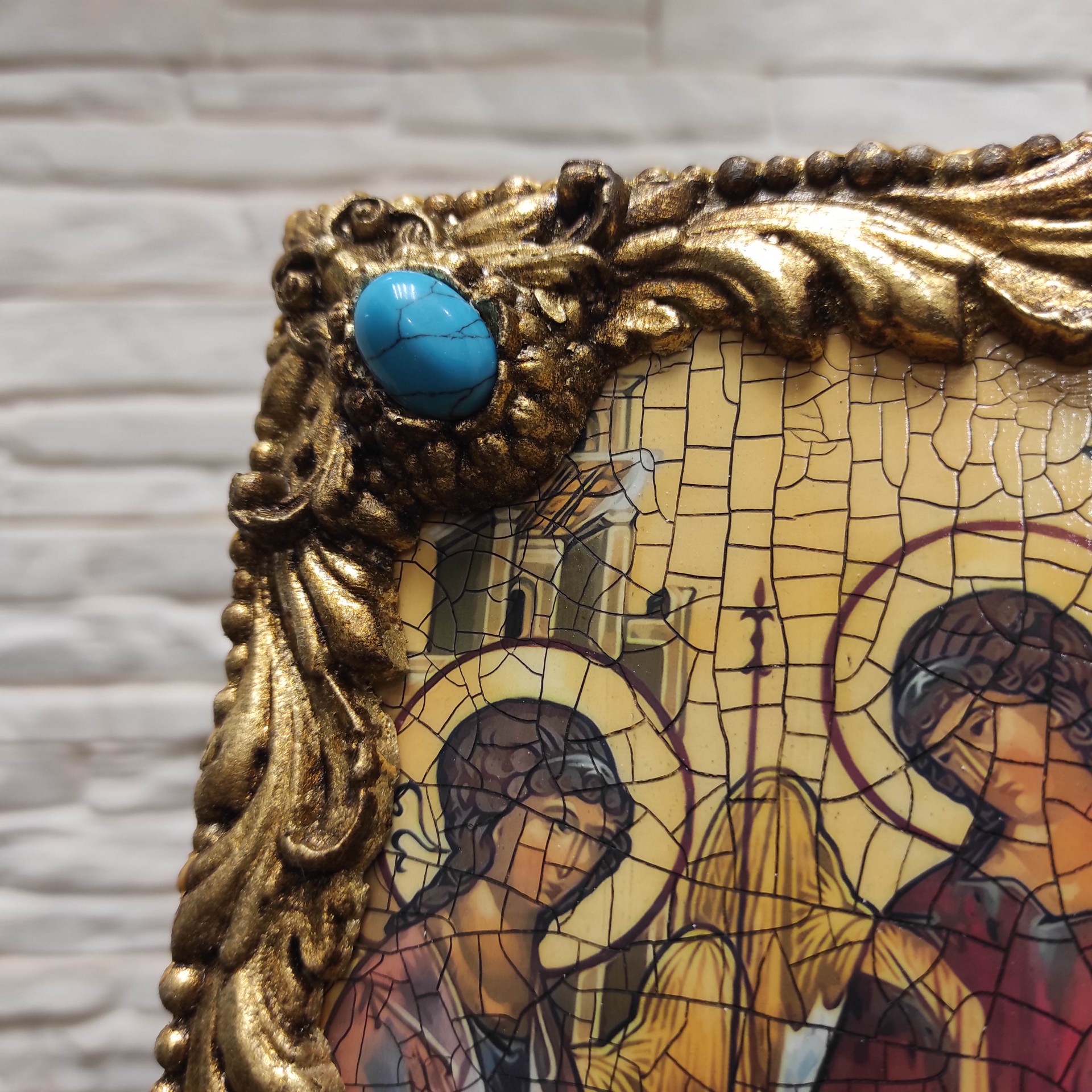 Фото левого верхнего угла с камнем иконы Троица Рублева вид под наклоном