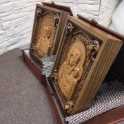 Фото венчальные резные иконы богородицы Казанская и Господа вседержителя с камнями в футляре